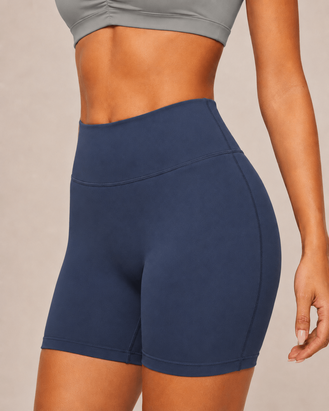Detalle de la cintura ancha del short deportivo azul acero